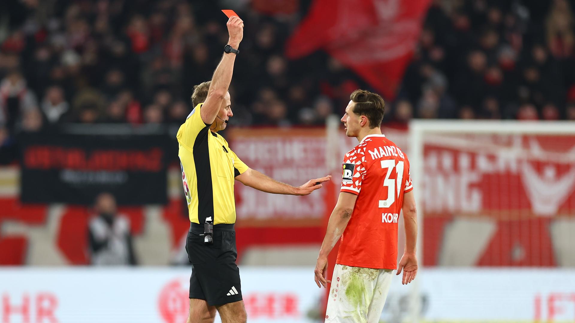 Bundesliga, 1. FSV Mainz 05 - TSG 1899 Hoffenheim: Schiedsrichter Sascha Stegemann zeigt Dominik Kohr (FSV Mainz 05) die Rote Karte.