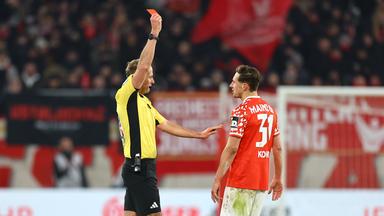 Bundesliga, 1. FSV Mainz 05 - TSG 1899 Hoffenheim: Schiedsrichter Sascha Stegemann zeigt Dominik Kohr (FSV Mainz 05) die Rote Karte.
