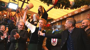 Dominik Krause (M, Bündnis 90/ Die Grünen), Oberbürgermeister von München, beim traditionellen Anstich des ersten Bierfasses in der Münchner Festhalle Schottenhamel am 19.09.2026.
