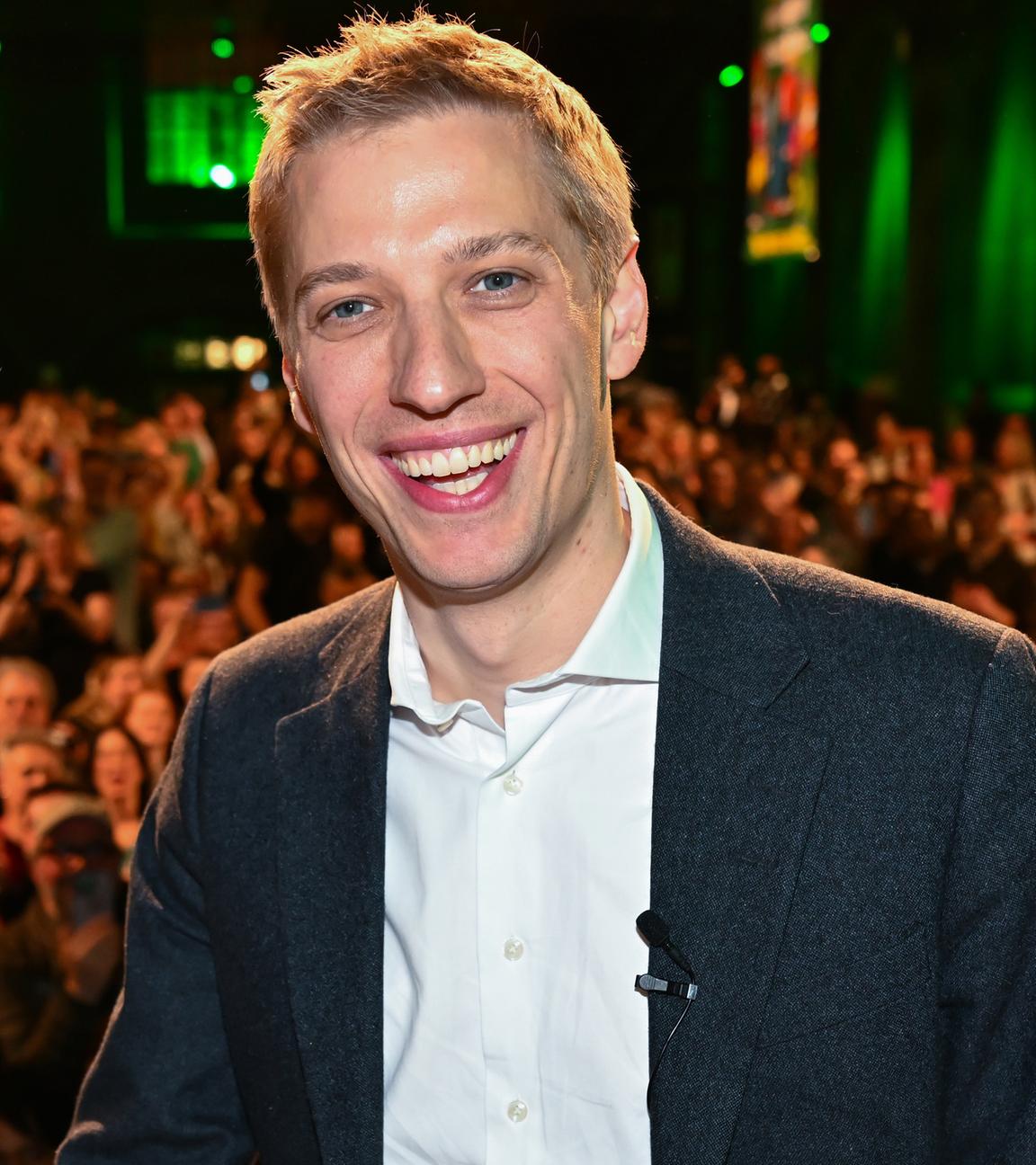Dominik Krause steht vor einer Menge auf der Bühne.