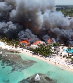 Ein Strandhotel in der Dominikanischen Republik steht in Flammen.