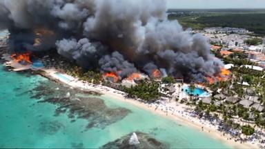Ein Strandhotel in der Dominikanischen Republik steht in Flammen.