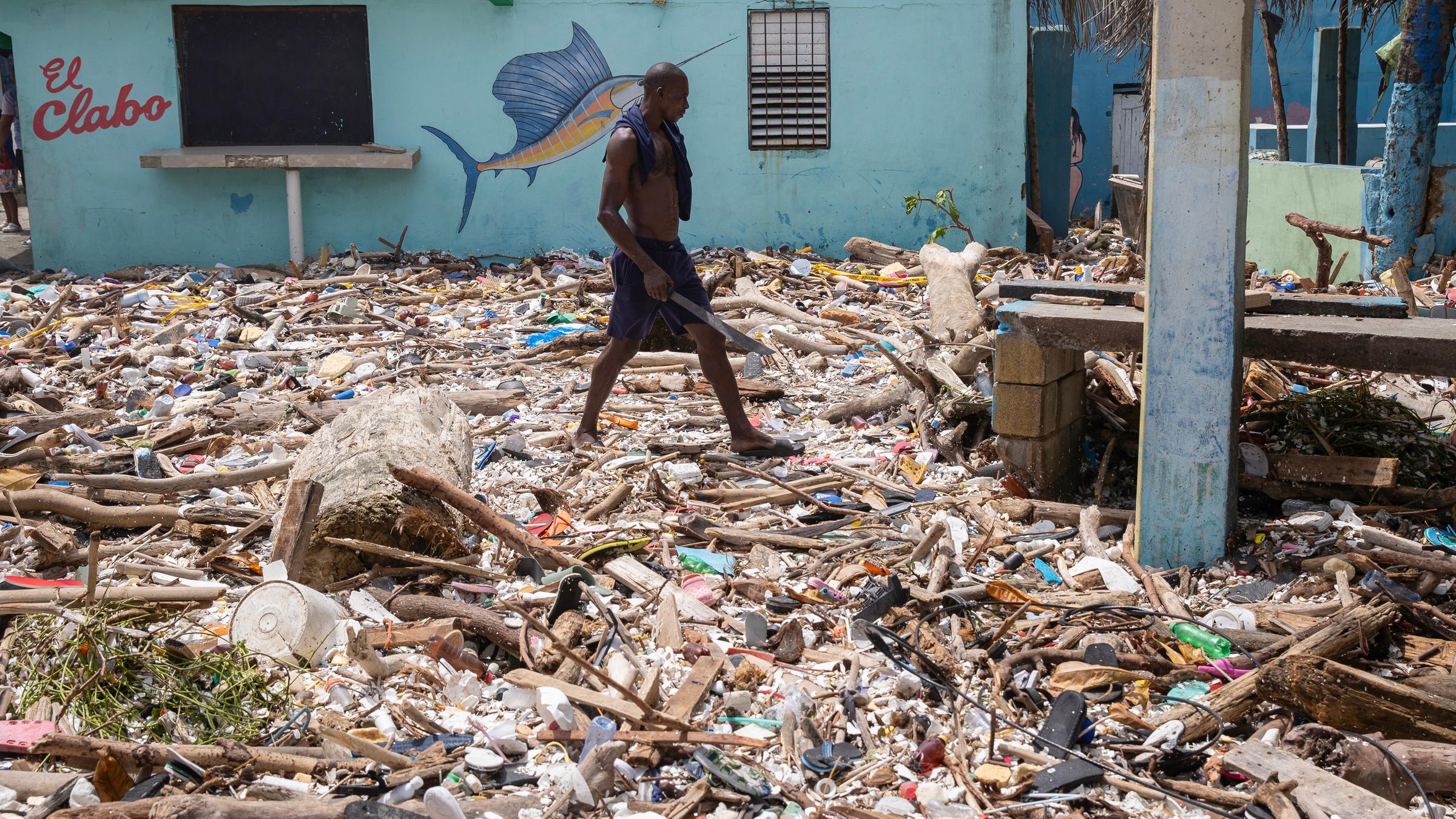 Mann läuft durch Trümmer nach Hurrikan in Santo Domingo, Dominikanischen Republik 2024