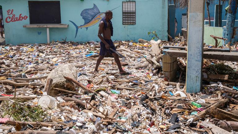 Mann läuft durch Trümmer nach Hurrikan in Santo Domingo, Dominikanischen Republik 2024