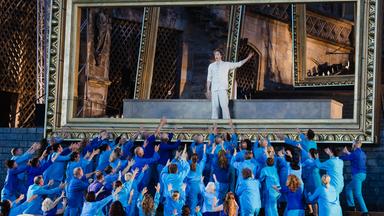 Der Sänger Lukas Mayer (M., Jesus Christus) und der Chor proben für das Rock-Musical «Jesus Christ Superstar» auf den Domstufen in Erfurt. 
