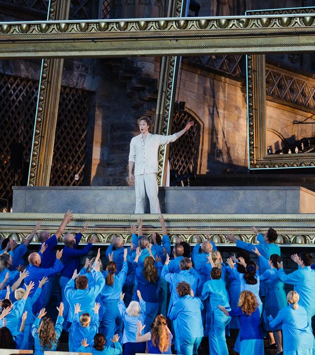 Der Sänger Lukas Mayer (M., Jesus Christus) und der Chor proben für das Rock-Musical «Jesus Christ Superstar» auf den Domstufen in Erfurt. 
