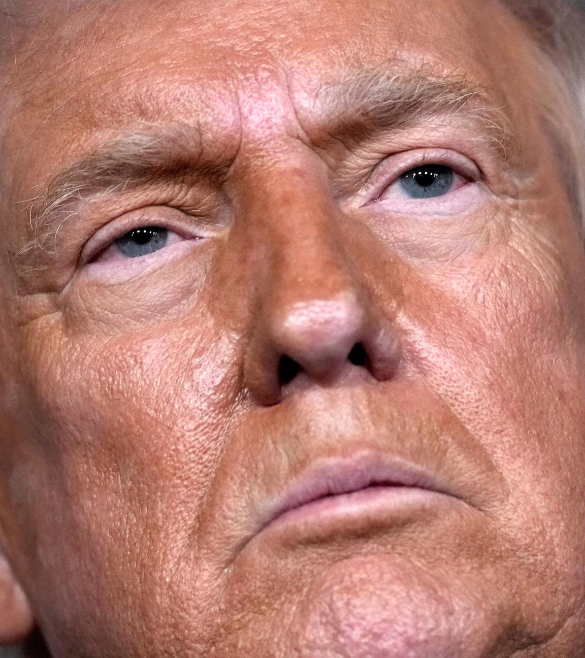 Großaufnahme: Präsident Donald Trump schreitet am Sonntag, dem 7. Dezember 2025, vor der 48. Verleihung der Kennedy Center Honors im John F. Kennedy Center for the Performing Arts in Washington über den roten Teppich.