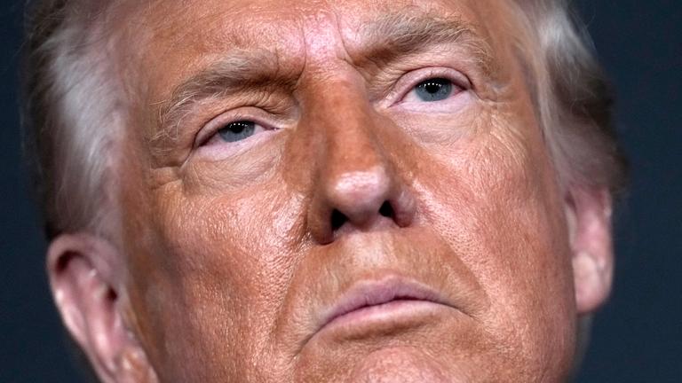 Großaufnahme: Präsident Donald Trump schreitet am Sonntag, dem 7. Dezember 2025, vor der 48. Verleihung der Kennedy Center Honors im John F. Kennedy Center for the Performing Arts in Washington über den roten Teppich.