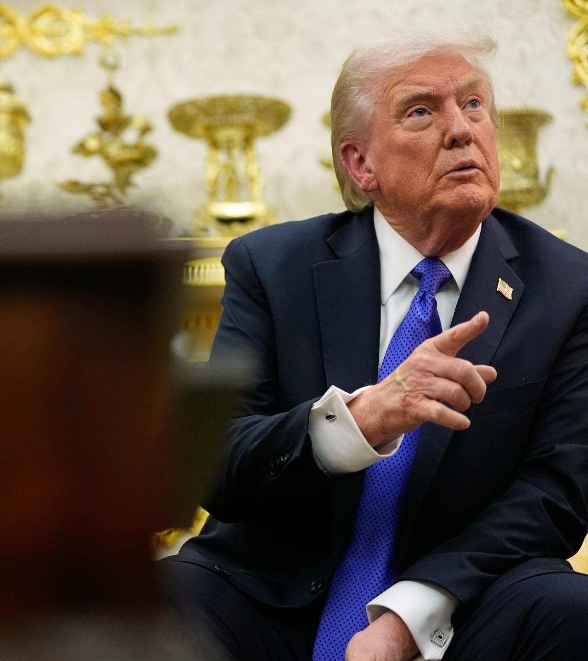 Präsident Donald Trump trifft sich mit NATO-Generalsekretär Mark Rutte im Oval Office des Weißen Hauses, im Hintergrund stehen Pokale und Vasen aus Gold