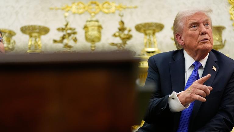 Präsident Donald Trump trifft sich mit NATO-Generalsekretär Mark Rutte im Oval Office des Weißen Hauses, im Hintergrund stehen Pokale und Vasen aus Gold