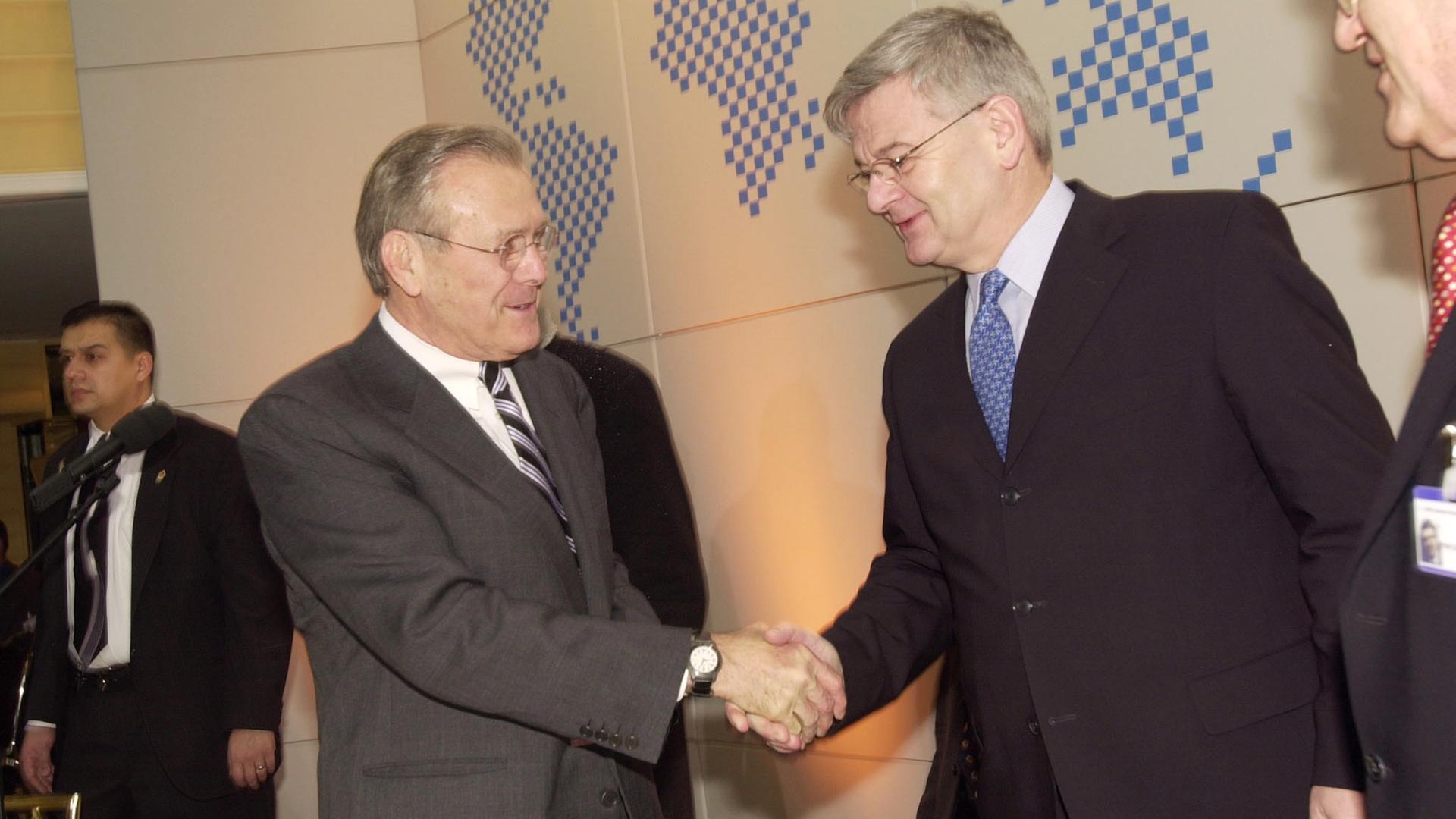 Donald Rumsfeld und Joschka Fischer bei Münchner Sicherheitskonferenz, Archivbild