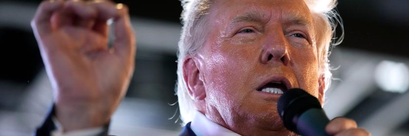 Donald Trump spricht auf einer Wahlkampfveranstaltung in ein Mikrofon