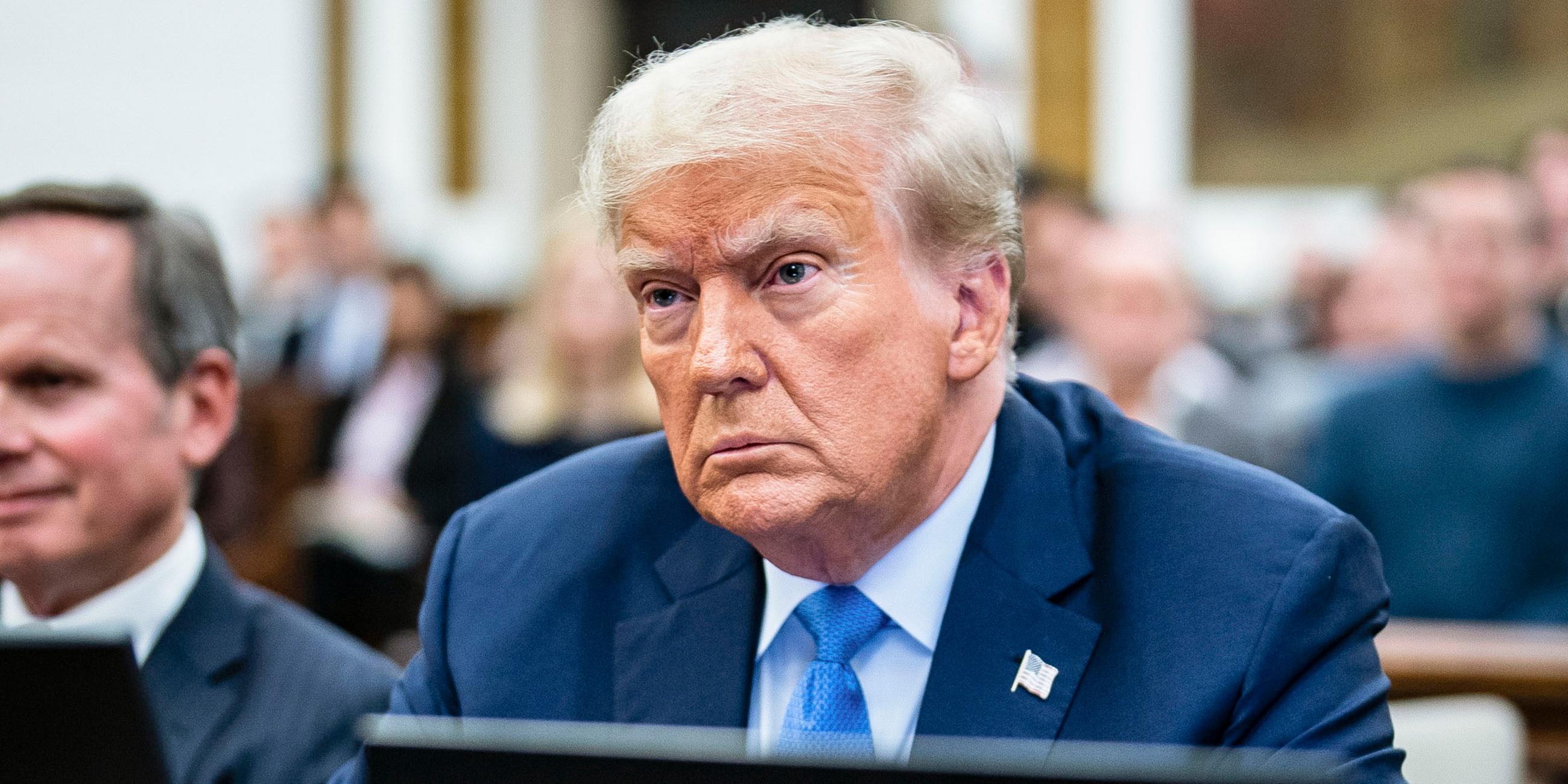  Donald J. Trump sitzt im Gerichtssaal, bevor er im laufenden Zivilprozess wegen Betrugs vor dem Obersten Gerichtshof des Staates New York am 06.11.2023 aussagt.