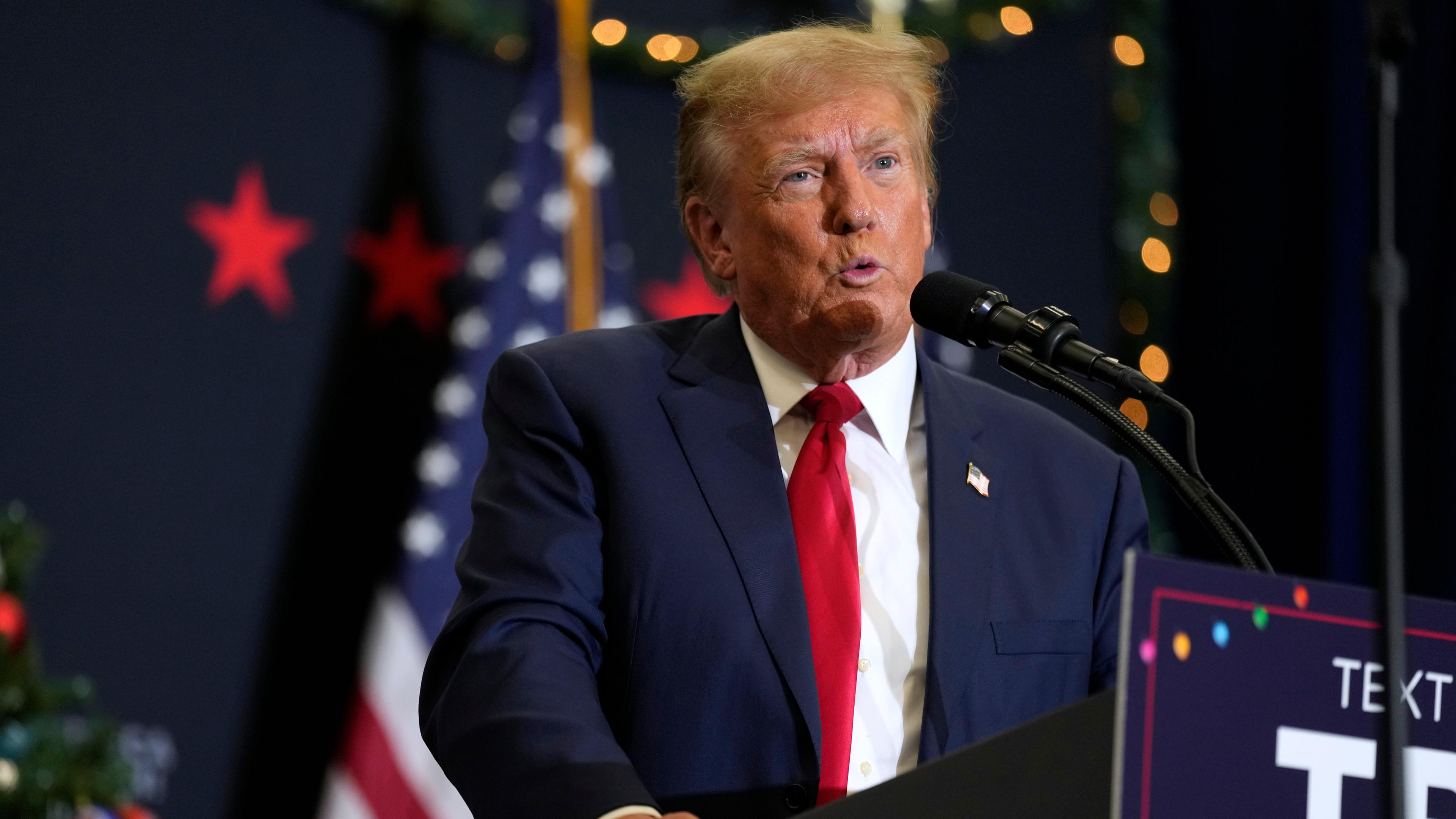 Donald Trump spricht während einer Wahlkampfveranstaltung am Dienstag, 19.12.2023, in Waterloo.