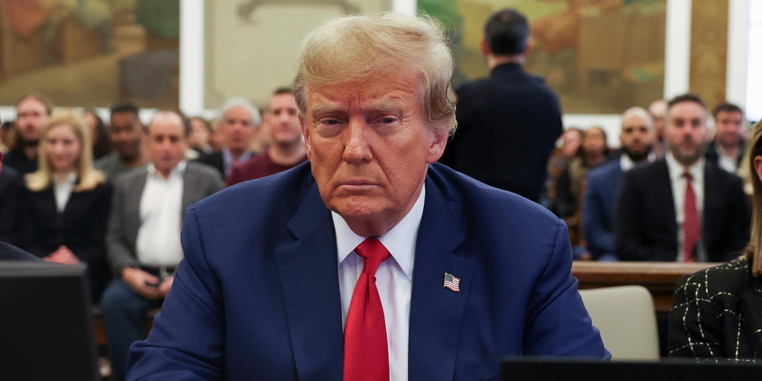Donald Trump (M), ehemaliger Präsident der USA, sitzt zwischen seinen Anwälten Christopher Kise und Alina Habba bei den Schlussplädoyers im Betrugsverfahren gegen die Trump Organization am New York State Supreme Court. 