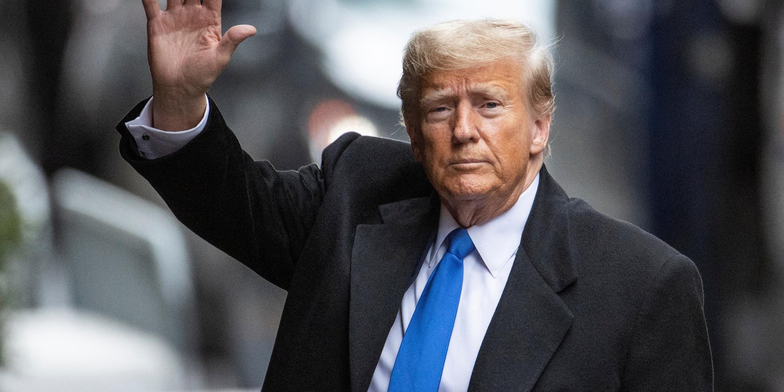 Donald Trump grüßt seine Anhänger, als er von seinem zweiten Zivilprozess kommt am 25.01.2024.