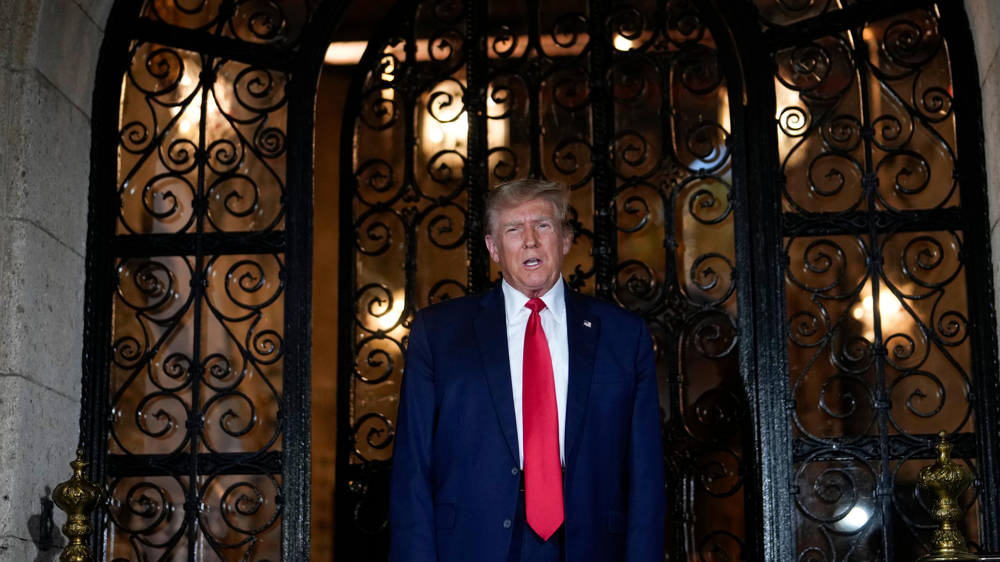 Donald Trump spricht am 16.02.2024, in seinem Anwesen Mar-a-Lago in Palm Beach, Florida.