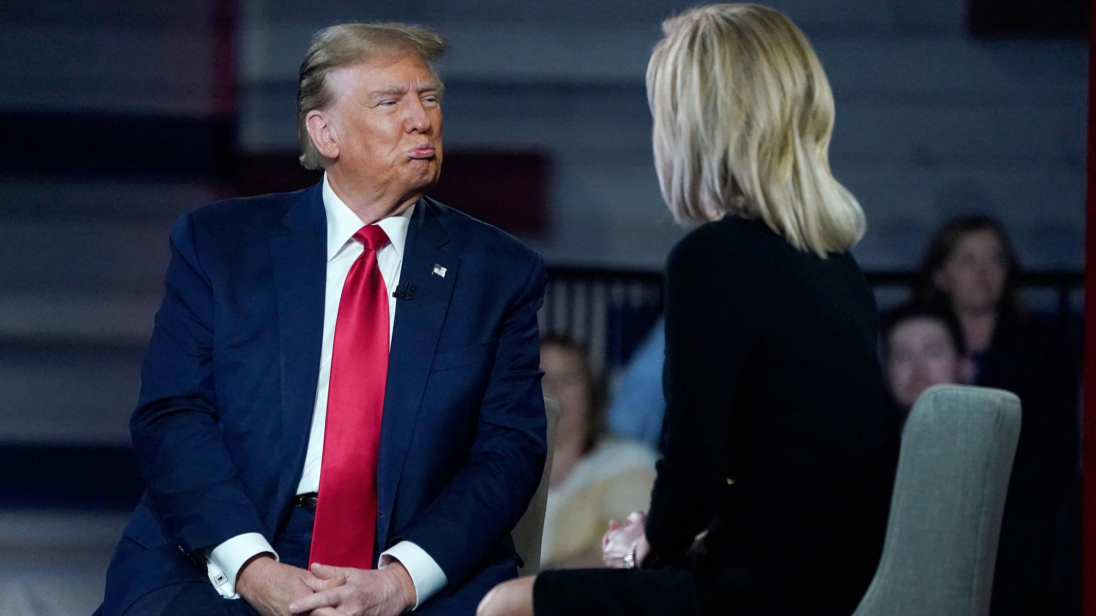 Donald Trump und Laura Ingraham, aufgenommen am 20.02.2024 in Greenville (USA)