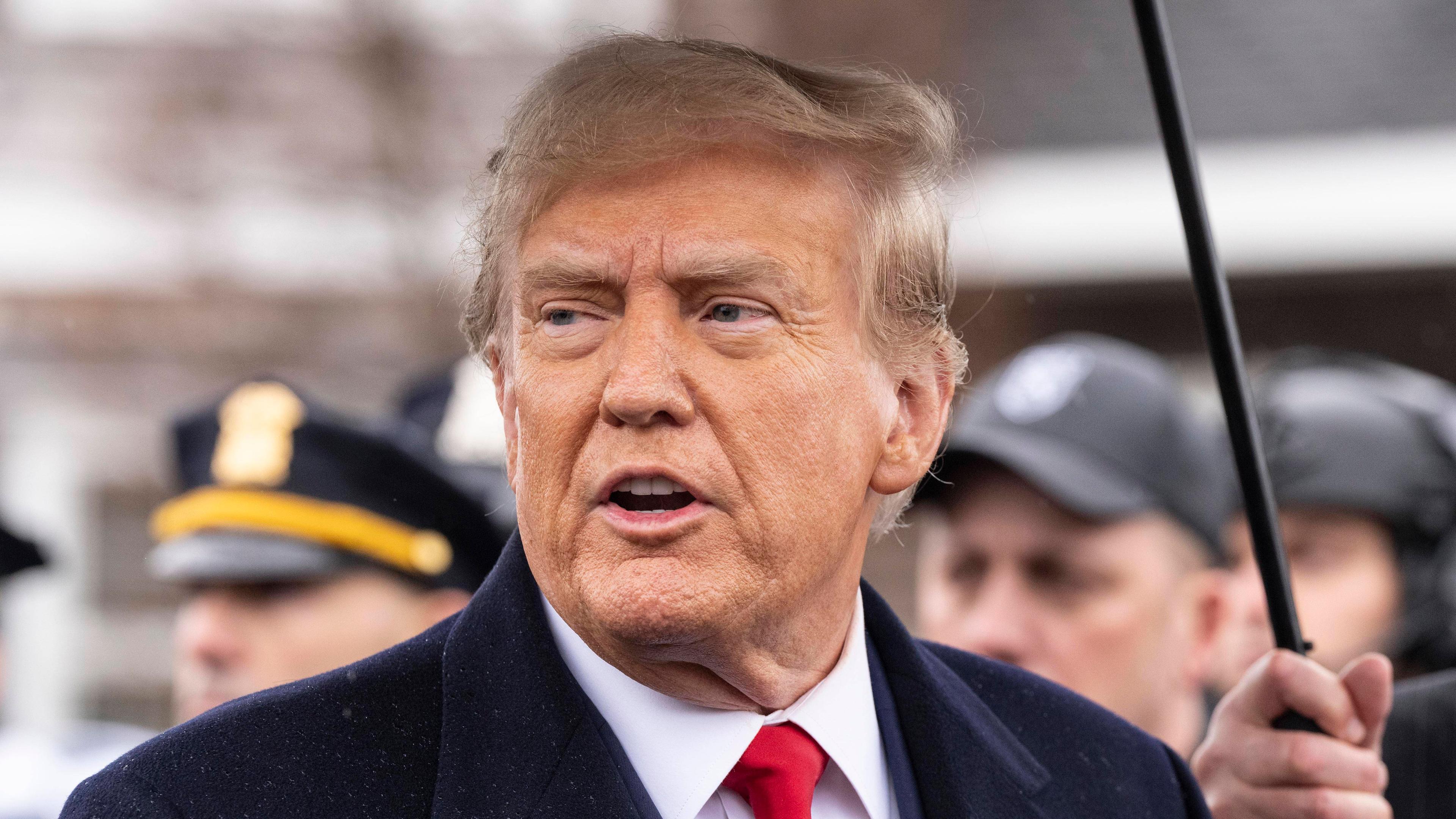 Donald Trump spricht zur Presse in New York am 28.03.2024.