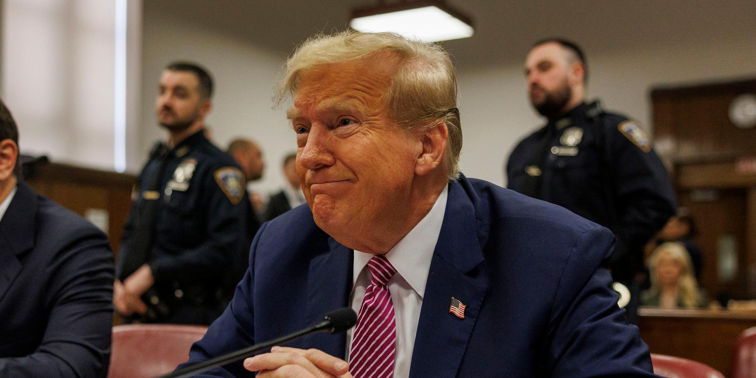Donald Trump sitzt am 19.04.2024 am Tisch des Angeklagten im Manhattan Criminal Court in New York, New York, USA.