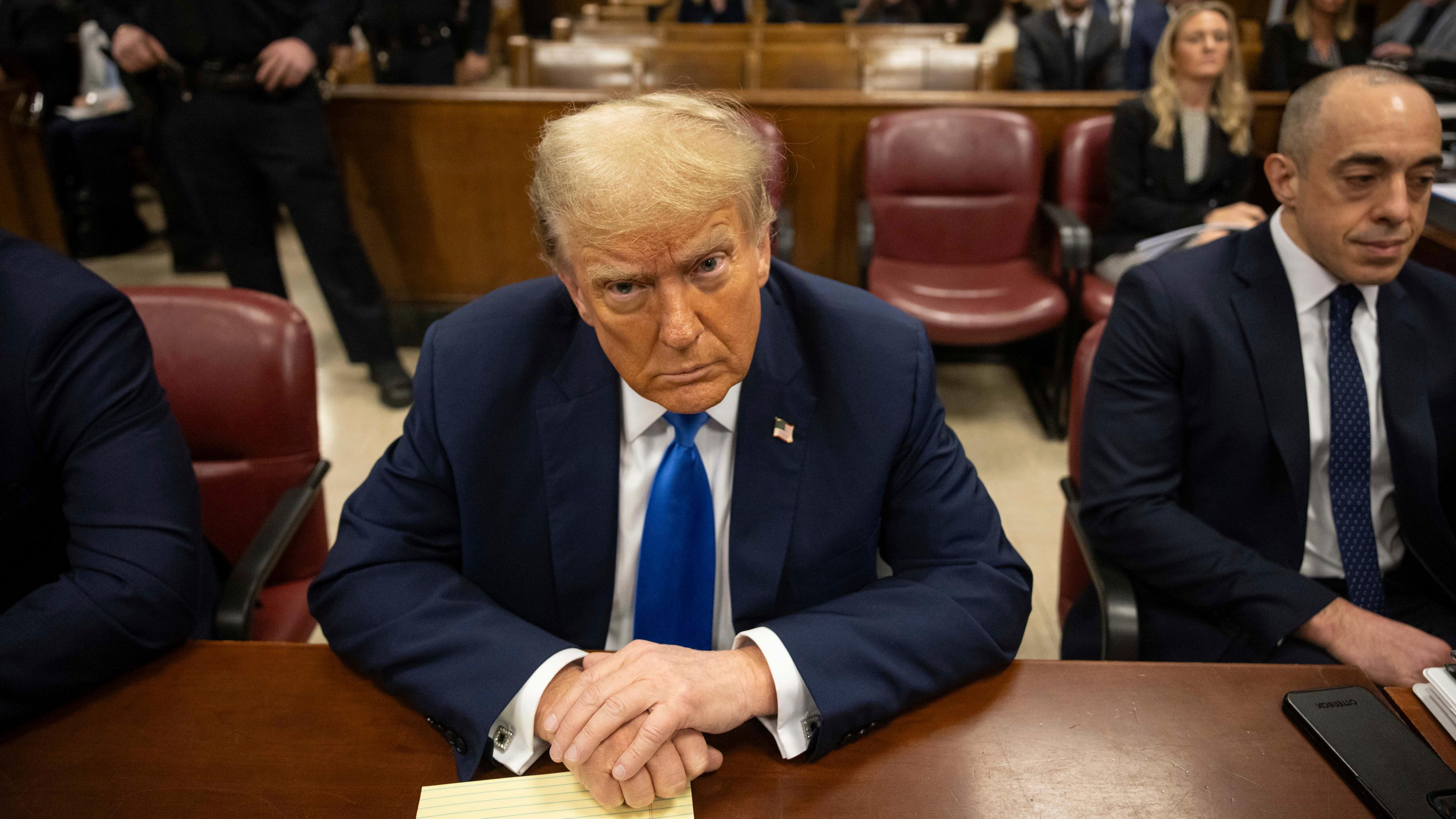 Donald Trump wartet auf den Beginn der Verhandlung im Strafgericht von Manhattan, 22.04.2024, in New York.