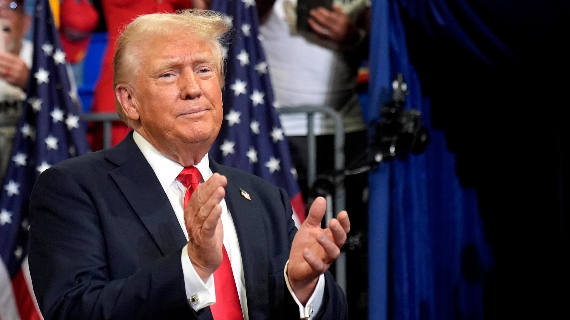 Der republikanische US-Präsidentschaftskandidat und frühere US-Präsident Donald Trump klatscht bei einer Wahlkampfveranstaltung an der Georgia State University in Atlanta.