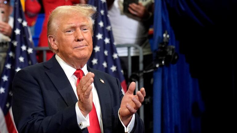 Der republikanische US-Präsidentschaftskandidat und frühere US-Präsident Donald Trump klatscht bei einer Wahlkampfveranstaltung an der Georgia State University in Atlanta.