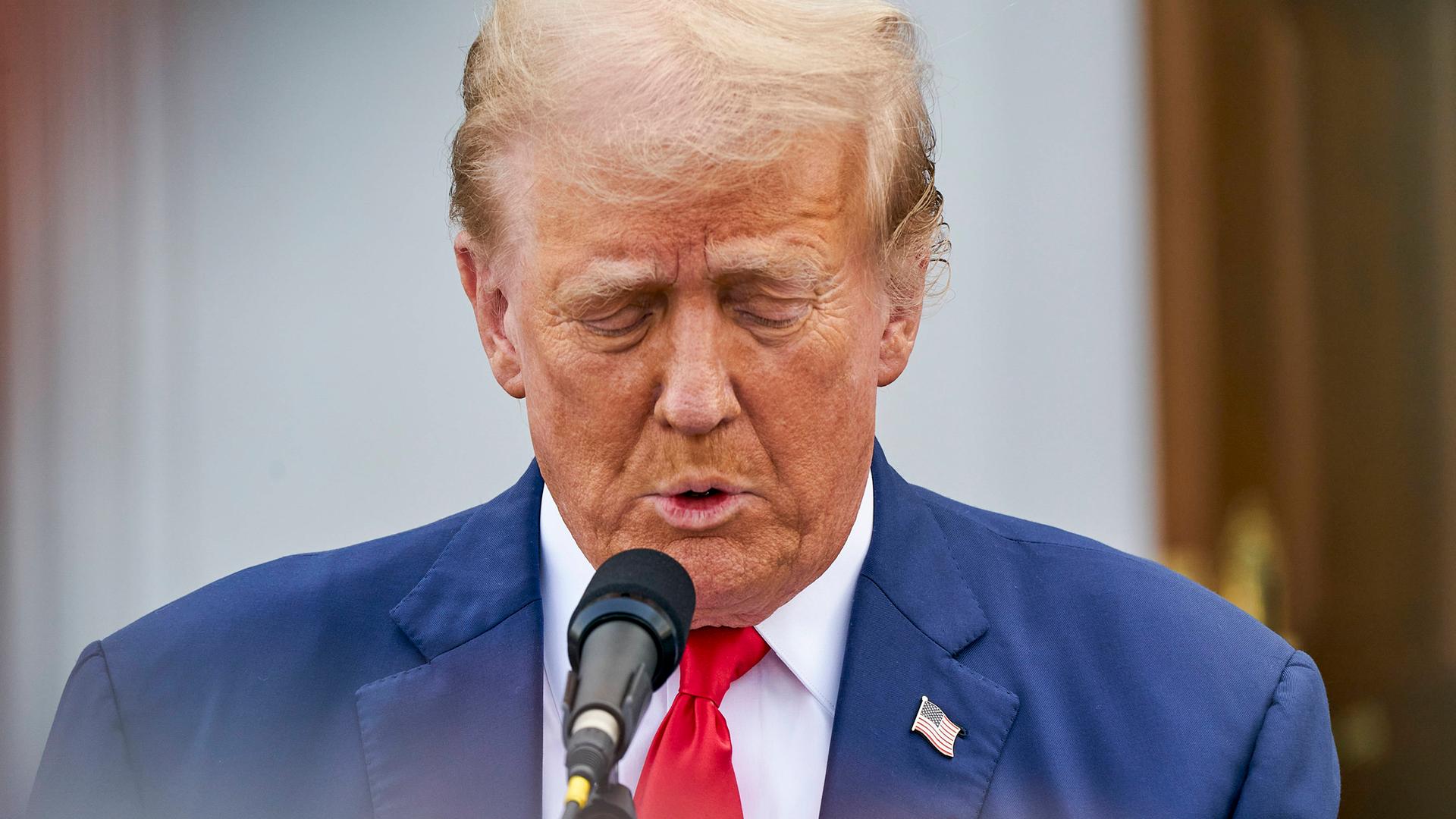 Der ehemalige US-Präsident Donald Trump spricht am Donnerstag, dem 15. August 2024, während einer Pressekonferenz im Trump National Golf Club in Bedminster, New Jersey. 