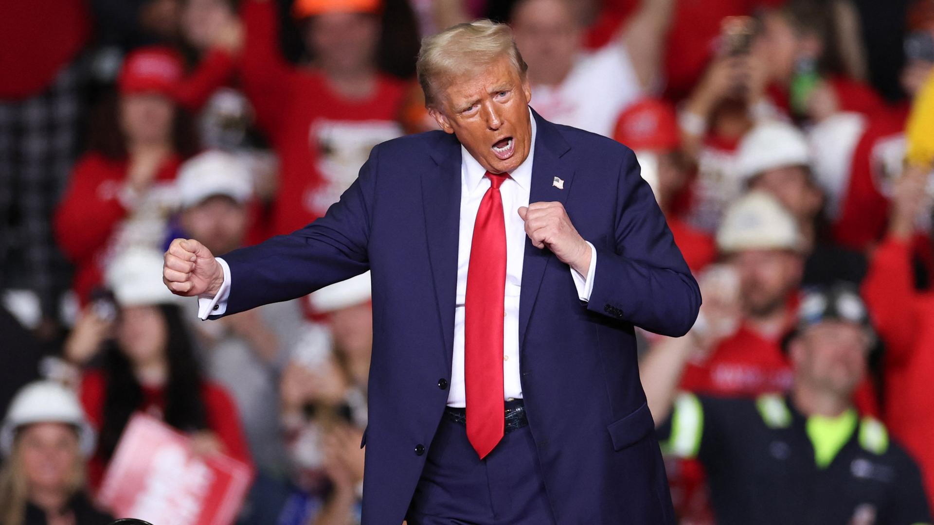 Donald Trump tanzt auf der Bühne bei einer Wahlkampfverantstaltung in Pittsburgh im November 2024.