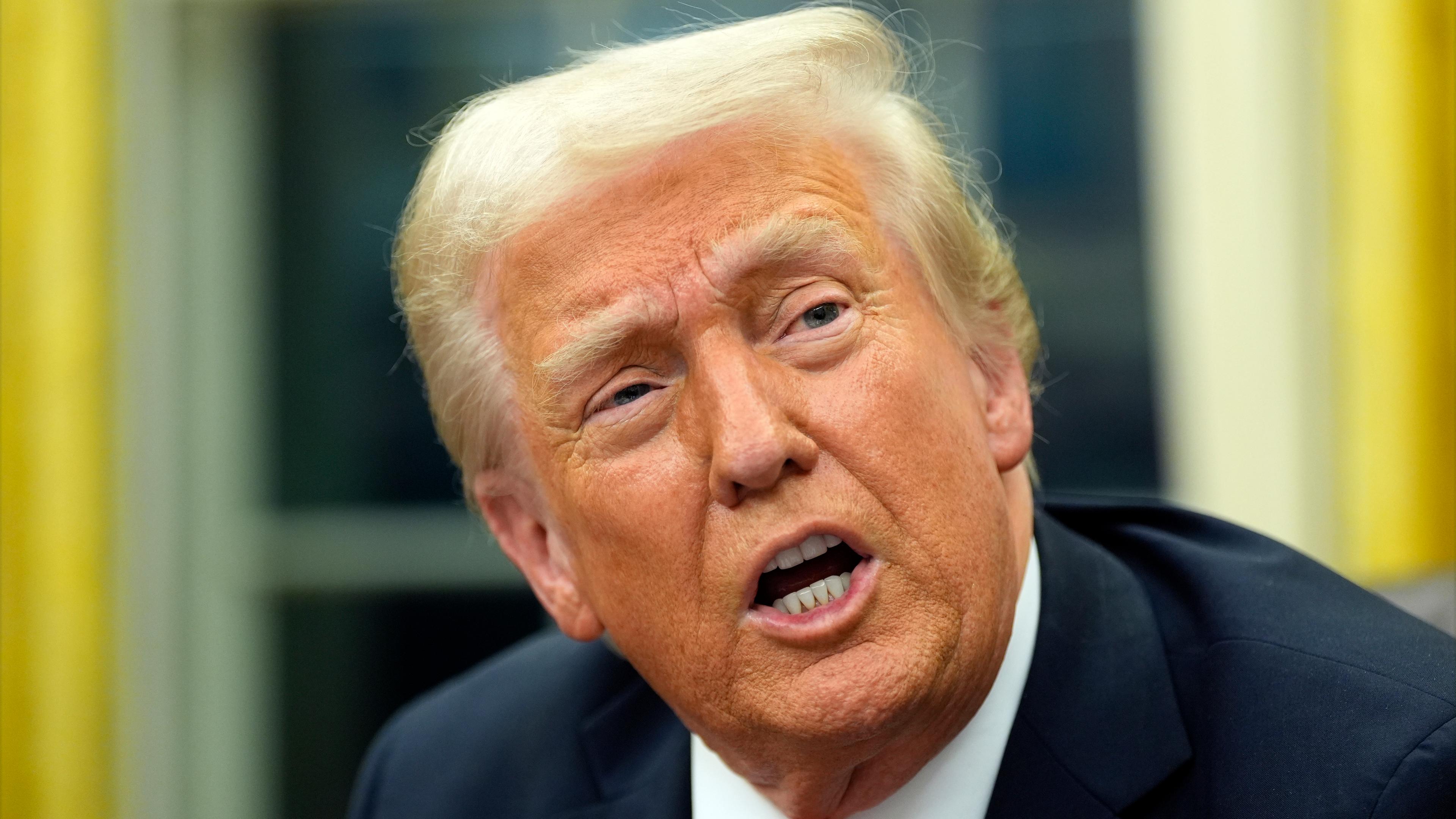US-Präsident Donald Trump spricht mit Reportern im Oval Office im Weißen Haus.