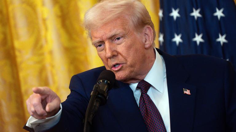 Donald Trump gestikuliert während einer Presse Konferenz im Weißen Haus in Washington