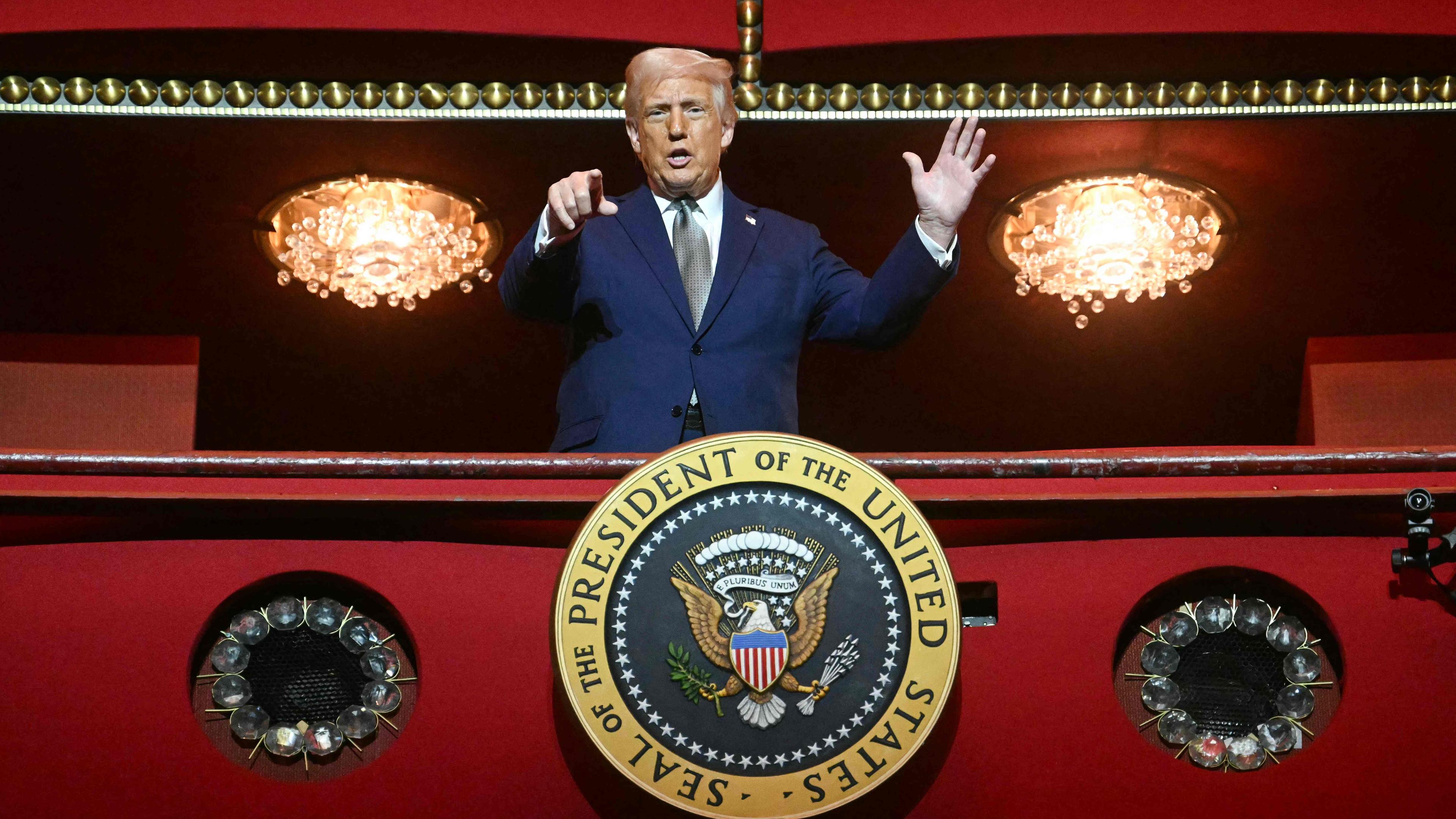 US-Präsident Donald Trump gestikuliert bei einem Besuch des John F. Kennedy Center in Washington D.C.