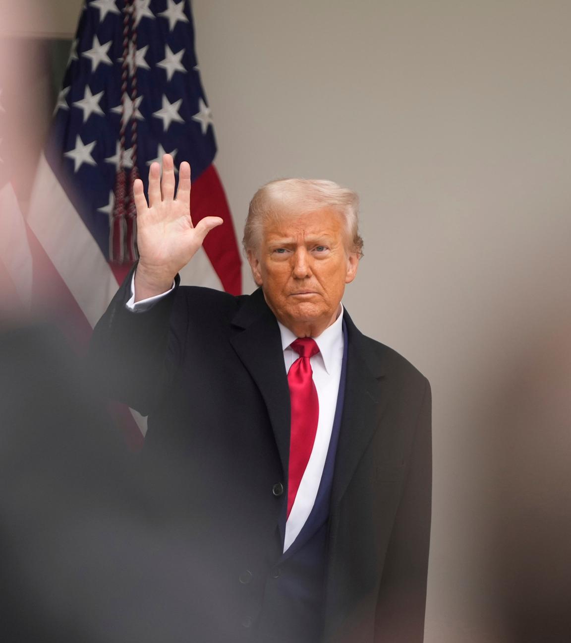 US-Präsident Trump winkt im Rosengarten des Weißen Hauses