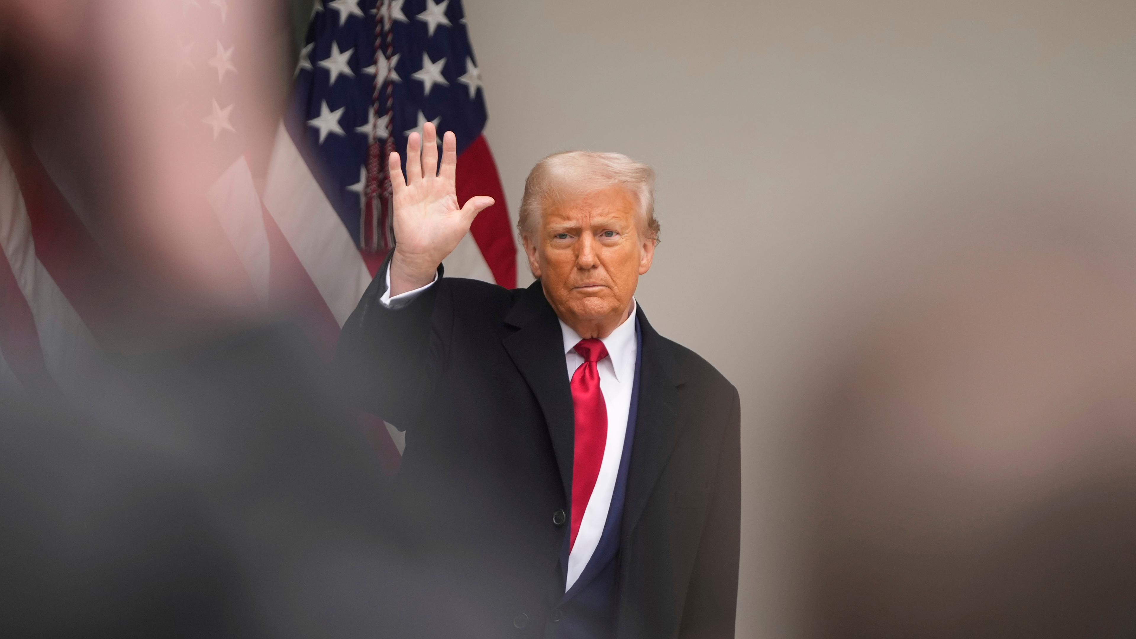 US-Präsident Trump winkt im Rosengarten des Weißen Hauses