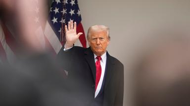 US-Präsident Trump winkt im Rosengarten des Weißen Hauses