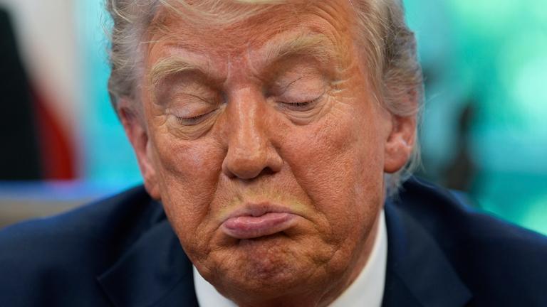 US-Präsident Trump spricht mit Reportern im Oval Office