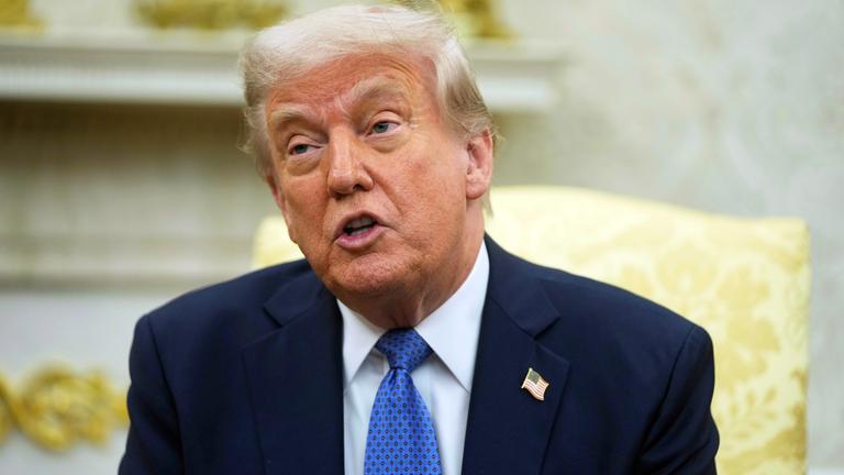 US-Präsident Donald Trump spricht während eines bilateralen Treffens mit dem norwegischen Ministerpräsidenten Støre im Oval Office des Weißen Hauses.