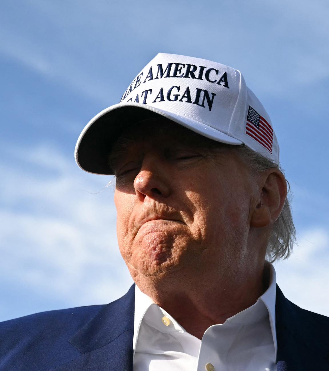 US-Präsident Donald Trump spricht mit Journalisten auf dem Flughafen von Morristown, New Jersey.