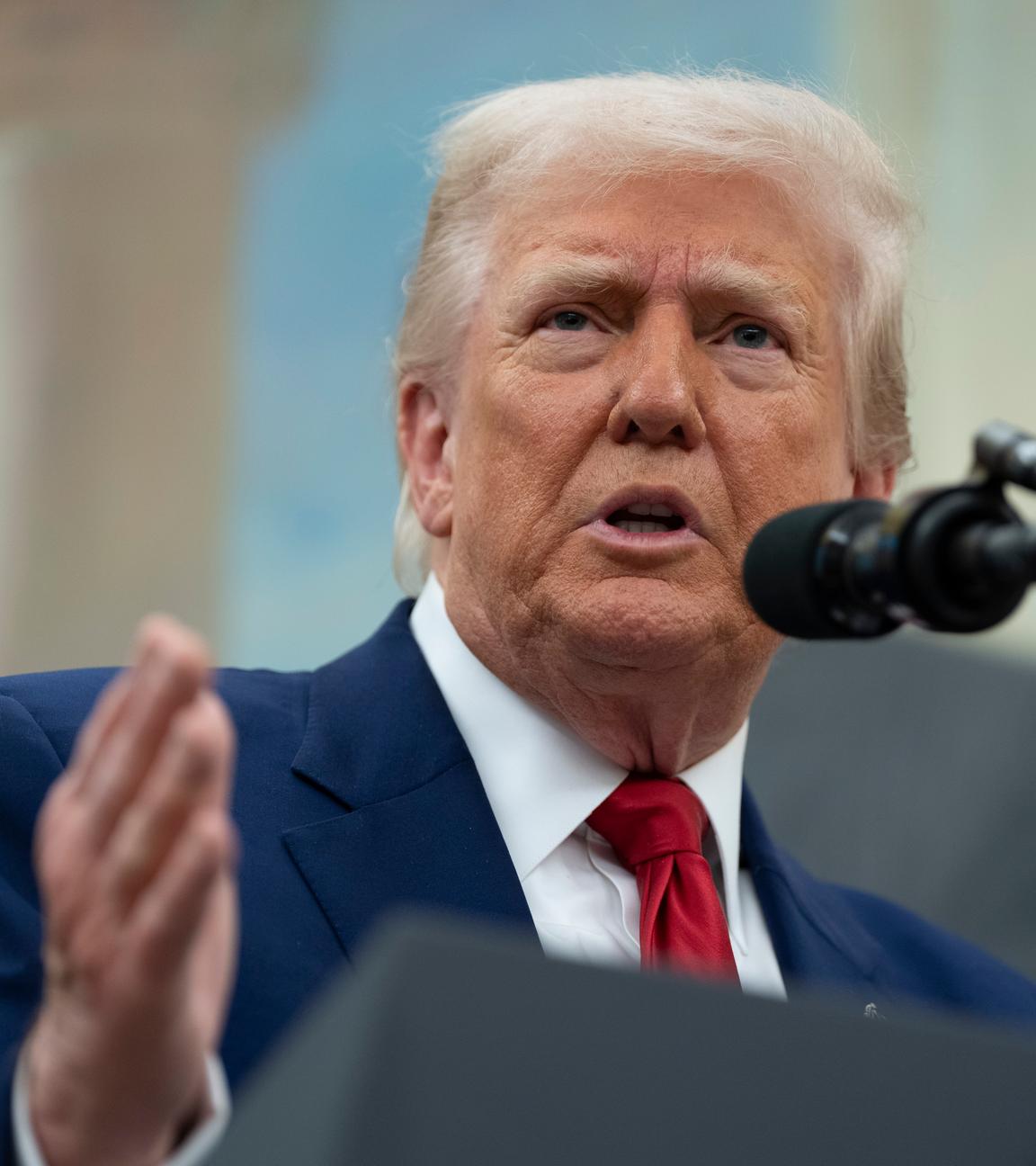 US-Präsident Donald Trump spricht bei einer Veranstaltung im Oval Office im Weißen Haus.