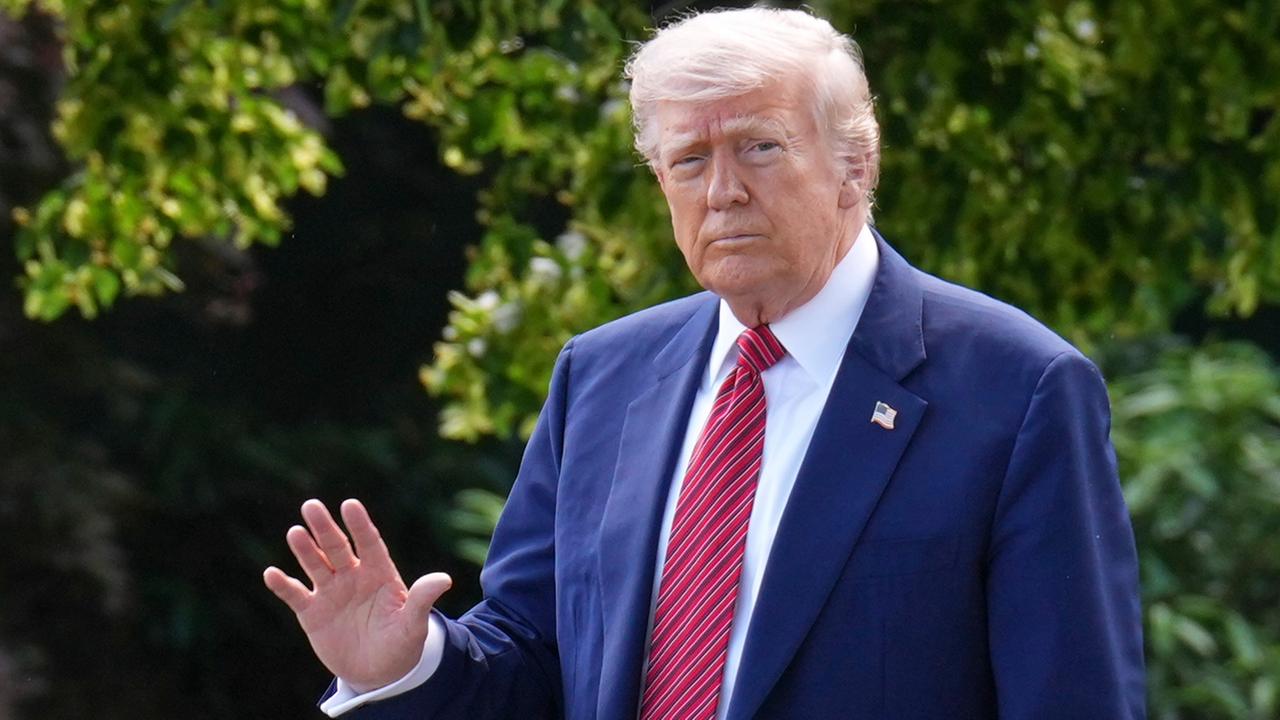 US-Präsident Donald Trump winkt auf dem Rasen des Weißen Hauses.