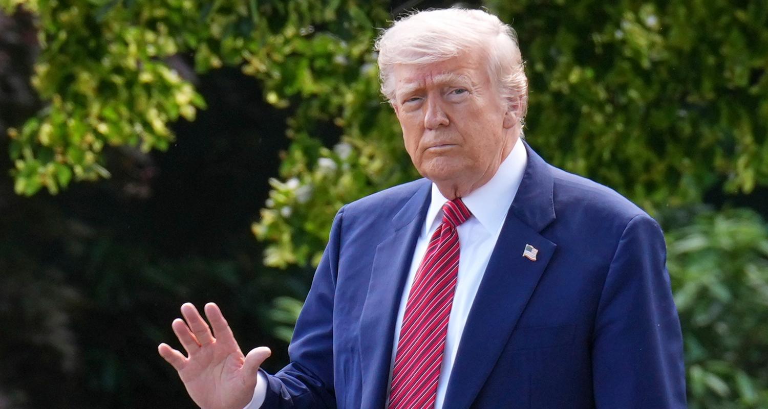 US-Präsident Donald Trump winkt auf dem Rasen des Weißen Hauses.