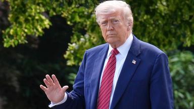 US-Präsident Donald Trump winkt auf dem Rasen des Weißen Hauses.