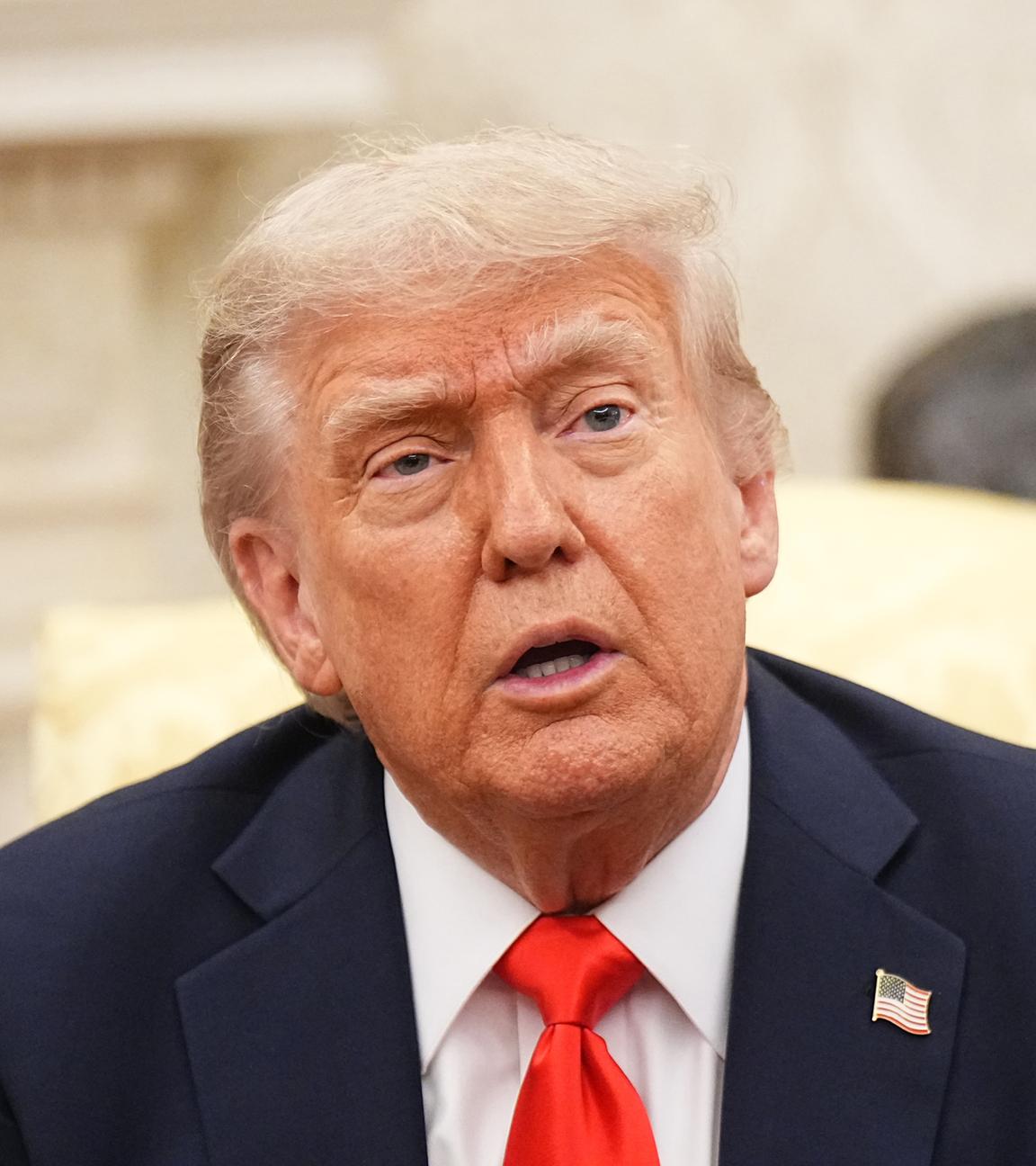 05.06.2025, USA, Washington: US-Präsident Donald Trump spricht beim Empfang von Bundeskanzler Merz (CDU) im Oval Office im Weißen Haus.