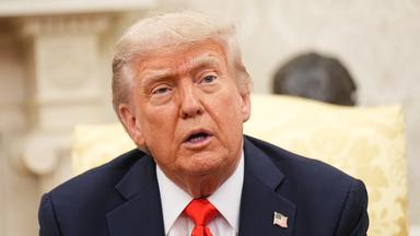 05.06.2025, USA, Washington: US-Präsident Donald Trump spricht beim Empfang von Bundeskanzler Merz (CDU) im Oval Office im Weißen Haus.