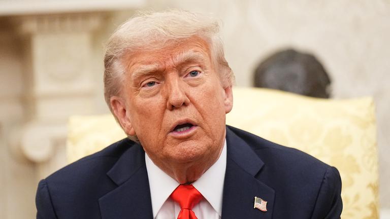 05.06.2025, USA, Washington: US-Präsident Donald Trump spricht beim Empfang von Bundeskanzler Merz (CDU) im Oval Office im Weißen Haus.