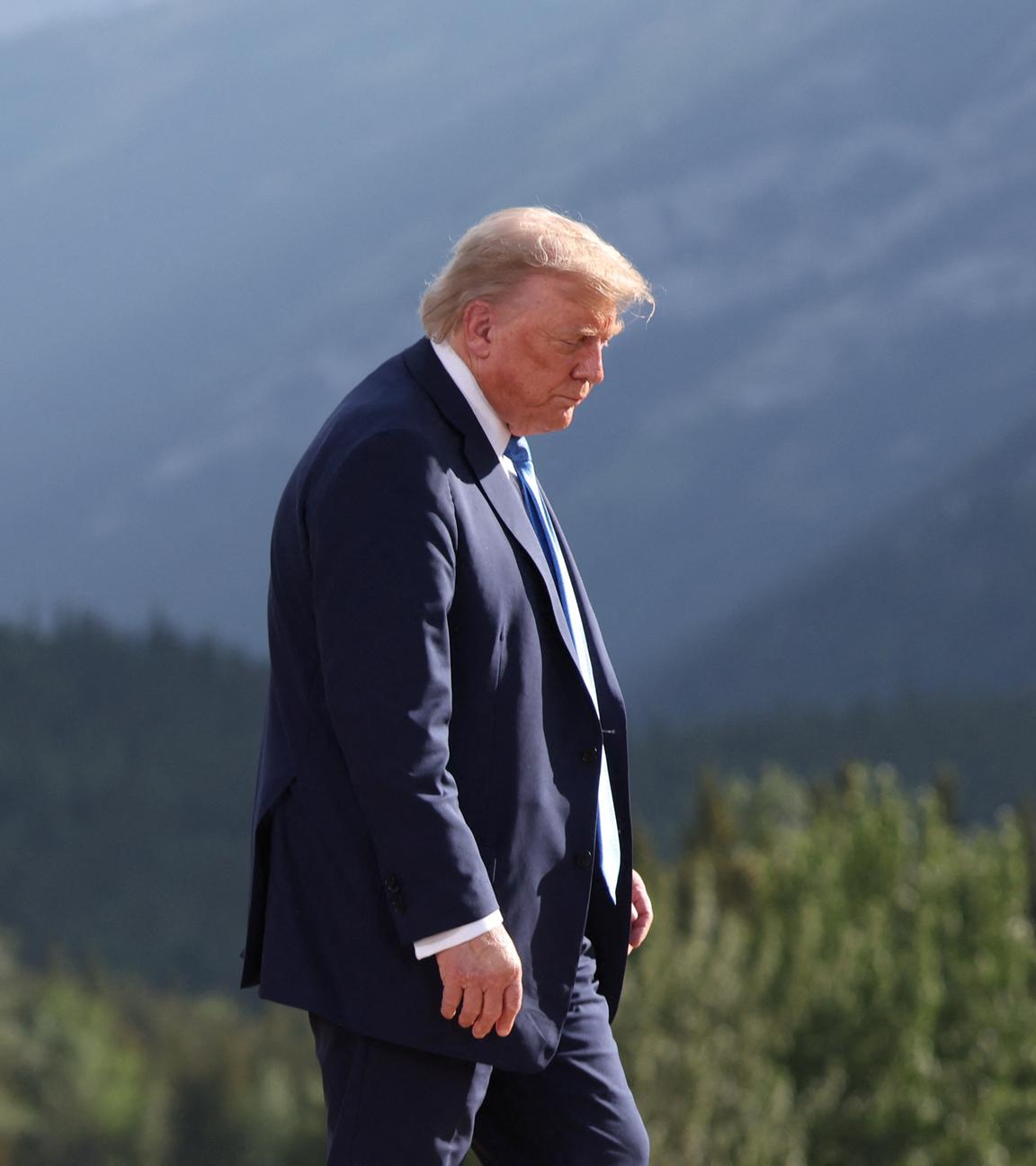 US-Präsident Donald Trump läuft vor einer Landschaft.