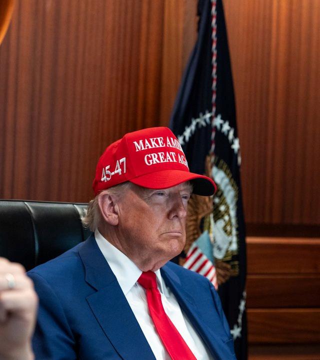 Auf diesem vom Weißen Haus zur Verfügung gestellten Bild sitzen Präsident Donald Trump, rechts, und Vizepräsident JD Vance am Samstag, 21. Juni 2025, im Weißen Haus in Washington im Situation Room. 