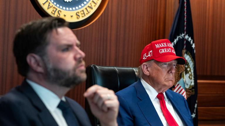 Auf diesem vom Weißen Haus zur Verfügung gestellten Bild sitzen Präsident Donald Trump, rechts, und Vizepräsident JD Vance am Samstag, 21. Juni 2025, im Weißen Haus in Washington im Situation Room. 