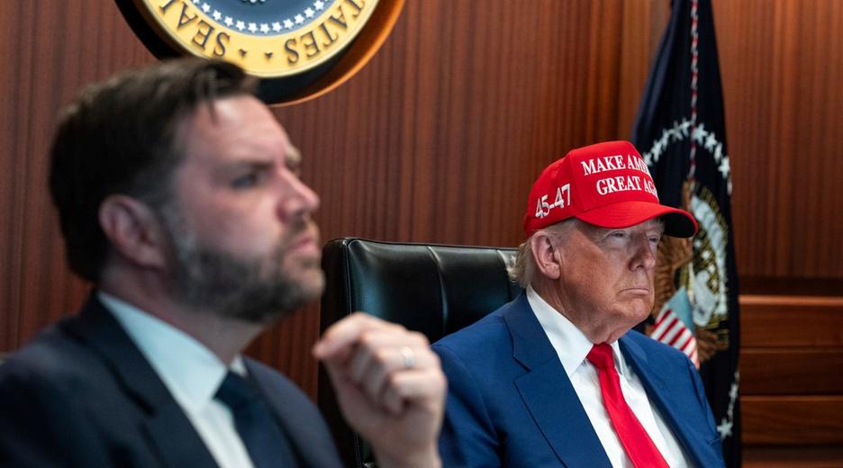 Auf diesem vom Weißen Haus zur Verfügung gestellten Bild sitzen Präsident Donald Trump, rechts, und Vizepräsident JD Vance am Samstag, 21. Juni 2025, im Weißen Haus in Washington im Situation Room. 