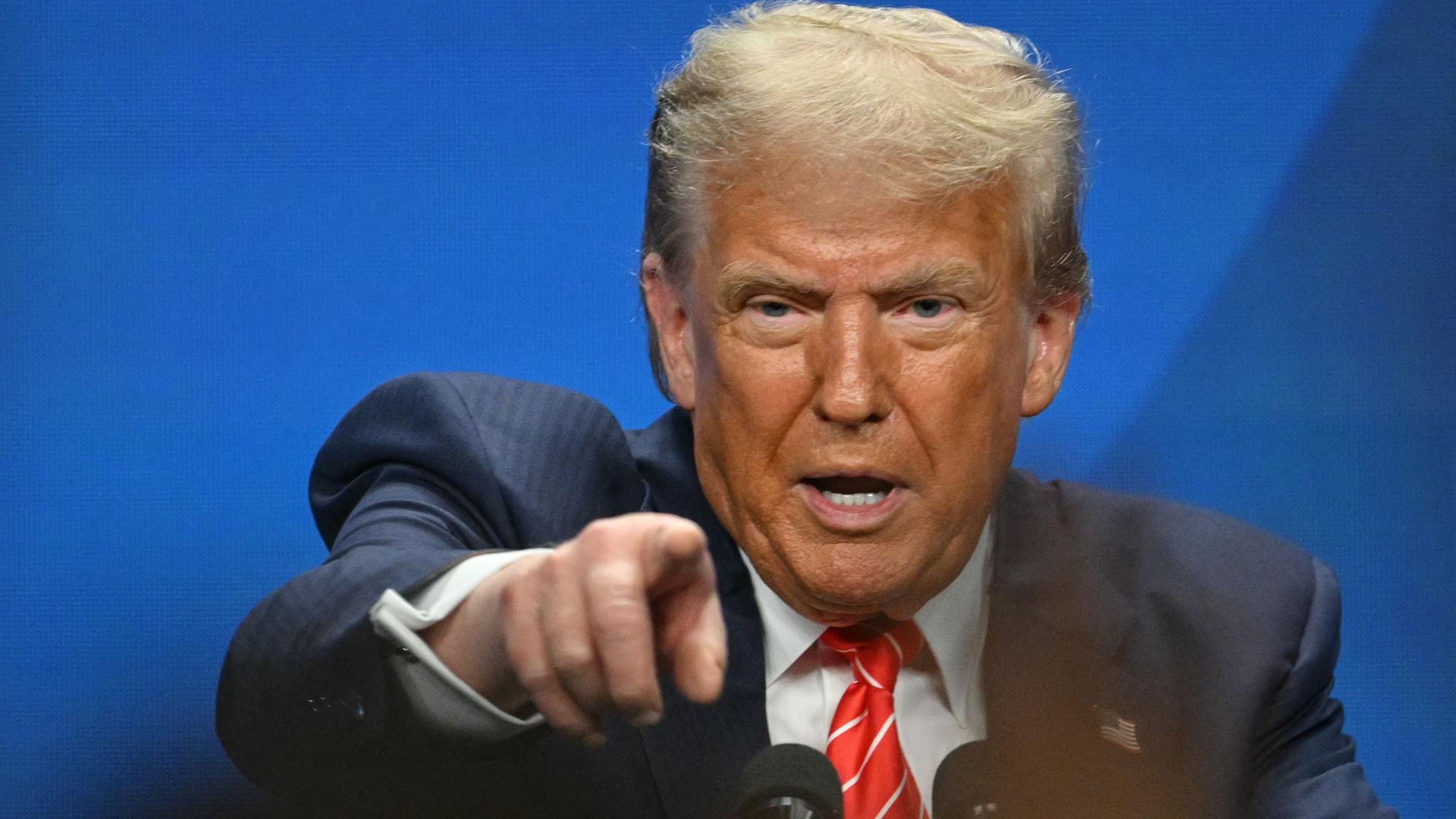 US-Präsident Donald Trump spricht bei einer Pressekonferenz während des Nato-Gipfels in Den Haag.